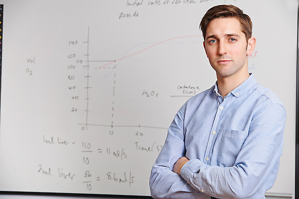 포토 JPG 해외이미지 백인 교육 남자 과학 교실 학교 수업 실내 고등학교 한명 사람 건물 가로 교사 수학 가르침 대학교 생물학 화이트보드 가정교사 물리학 카피스페이스 해외202008 해외포토 서양인 직업 1 건축물 교과목 내부 공백 물리 파일형식