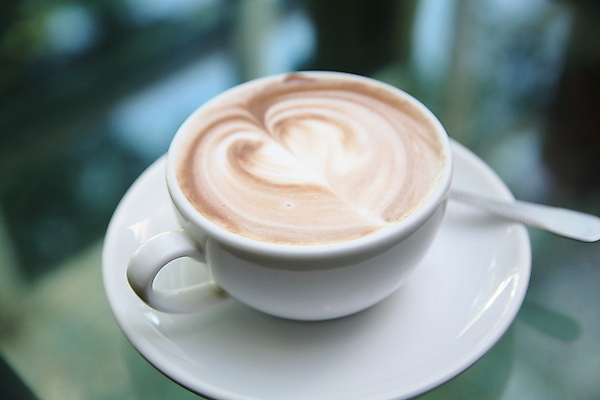 포토 JPG 해외이미지 사람없음 커피잔 티스푼 컵받침 카푸치노 라떼아트 해외202008 해외포토 커피 잔 숟가락 받침대 그림 라떼 파일형식