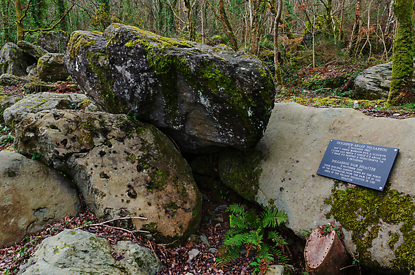 포토 JPG 해외이미지 공원 어린이 벽 영국 웨일즈 거리 성인 사람없음 물 마을 환경 흐름 농촌 죽음 저수지 역사 큼 오솔길 11월 댐 기념물 거인 재앙 스노도니아 해외202008 해외포토 자연요소 공공시설 유럽 길 컨셉 사람 시골 날짜 크기 파일형식
