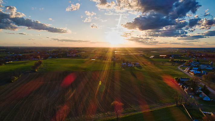 포토 JPG 해외이미지 나무 구름 계절 백그라운드 밭 농업 자연 하늘 아침 주택 안테나 옥수수 풍경 초원 사람없음 야외 건물 초록색 여름 파란색 농작물 햇빛 태양 농장 농경지 일출 황혼 일몰 새벽 수확 시골 낟알 땅 밀 장면 외양간 드론 밭일 수평선 해외202008 해외포토 주간 자연요소 식물 건축물 산업 컬러 통신 곡류 노을 생태계 파일형식