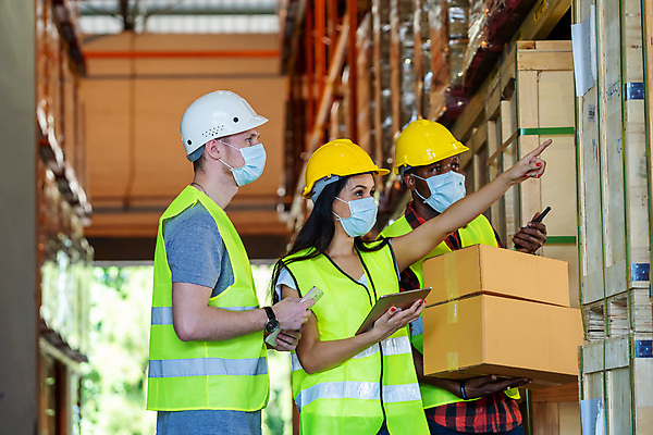 포토 JPG 해외이미지 남자 중년 마스크 서기 들기 사람 상반신 성인 세명 상자 태블릿 가리킴 물류창고 해외202008 해외포토 모션 손짓 전자제품 스마트기기 창고 파일형식