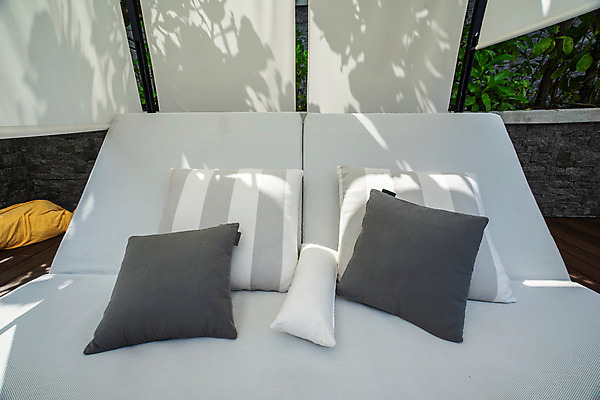 포토 JPG 해외이미지 라이프스타일 공원 여행 가구 백그라운드 의자 비즈니스 건축양식 베개 하늘 호텔 휴가 휴식 수영장 앉기 풍경 사람없음 야외 건물 물 여름 파란색 도시풍경 여행객 고층빌딩 수영 침대 도시 휴게실 고급 소프트포커스 갑판 휴양지 스카이라인 파라다이스 해외202008 해외포토 자연요소 건축물 계절 공공시설 건축 컬러 생활용품 컨셉 배_교통 침구 모션 숙소 촬영기법 사람 빌딩 생활 장소 수상스포츠 파일형식