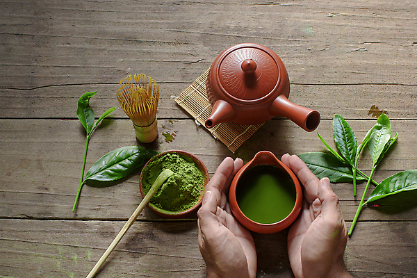 포토 JPG 해외이미지 손 신체부위 하이앵글 찻잔 찻주전자 가루 찻잎 말차 차선_다기 차시 해외202008 해외포토 뷰포인트 주전자 잔 사람 차_음료 다기 파일형식
