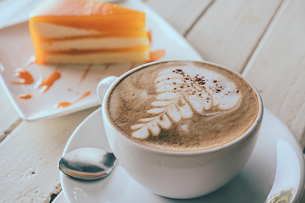 포토 JPG 해외이미지 실내 사람없음 아웃포커스 케이크 커피잔 티스푼 컵받침 나무바닥 카푸치노 라떼아트 해외202008 해외포토 커피 디저트 잔 바닥 촬영기법 내부 숟가락 받침대 그림 라떼 파일형식