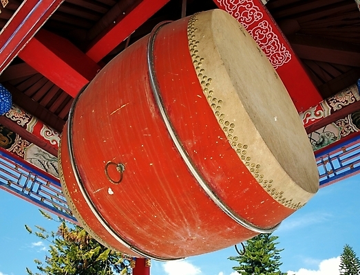 포토 JPG 해외이미지 전통 종교 문화 지붕 타악기 사람없음 빨간색 중국 기구 사찰 의식 재산 큼 손톱 드럼 해외202008 해외포토 손 아시아 악기 컬러 종교건축 금융 크기 파일형식