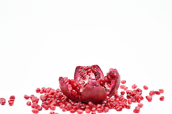 포토 JPG 해외이미지 음식 조각 백그라운드 과일 씨앗 사람없음 흰색 물방울 신선 업무 맛 상품 디자이너 자르기 슬라이스 석류 강화 개조 해외202008 해외포토 식물 직업 컬러 컨셉 모션 작업 파일형식