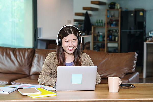 포토 JPG 해외이미지 나무 직업 학생 여자 교육 비즈니스 통신 탁자 성공 무선통신 노동자 거리 주택 직장 실내 한명 미소 사람 동양인 금융 노트북 스마트폰 스터디 소파 사무실 갈색 헤드폰 듣기 금지 키보드 기록 업무 비즈니스우먼 발표 커피잔 온라인 소셜 지능 프리랜서 카피스페이스 해외202008 해외포토 식물 1 커피 컬러 음향기기 가구 컨셉 의자 회사 모션 잔 표정 인종 내부 건물 경제 전자제품 핸드폰 스마트기기 학습 공백 작업 직장인 파일형식