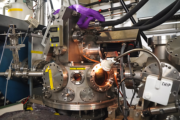 포토 JPG 해외이미지 식물 산업 장갑 유니폼 추상 노동자 바닥 병원 사람없음 물 스터디 힘 기계 장비 젖음 에너지 공구 램프 엔지니어 역 보호 빨래 기름 난방기 청소 파이프 탱크 먼지 튜브 세탁기 스위치 세대 펌프 돌봄 압력 정리함 조작 철강 해외202008 해외포토 자연요소 직업 잡화 옷 음식 컨셉 가사 무늬 의학 교통시설 모션 조명 학습 가전제품 도구 기술자 난방용품 파일형식