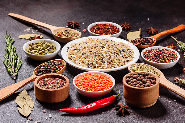 포토 JPG 해외이미지 잎 재료 탁자 사람없음 숟가락 양념 조미료 고수 가루 허브 소금 후추 카레 생강 바질 로즈메리 시나몬 강황 해외202008 해외포토 식물 음식 가구 채소 식재료 수저 향신료 향미료 파일형식