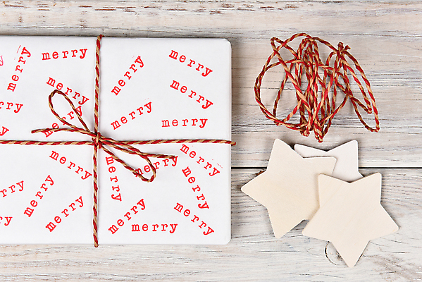 포토 JPG 해외이미지 별 종이 줄 크리스마스 탁자 휴가 선물 사람없음 목재 빨간색 흰색 시골 닫기 묶기 노끈 재활용품 수공예 평야 핸드메이드 카피스페이스 해외202008 해외포토 자연요소 나무 기념일 컬러 가구 재료 모션 자연 공백 재활용 공예 파일형식