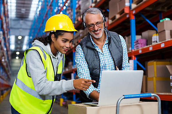 포토 JPG 해외이미지 남자 중년 50대 실내 서기 상반신 20대 성인 두명 앞모습 옆모습 노트북 상자 가리킴 물류창고 해외202008 해외포토 뷰포인트 모션 사람 손짓 청년 내부 전자제품 창고 파일형식