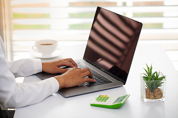 포토 JPG 해외이미지 직업 인터넷 비즈니스 통신 통계 탁자 성공 직장 관리 서기 사람 사람없음 목재 금융 노트북 컴퓨터 사무실 햇빛 디지털 계산기 타이핑 키보드 업무 비즈니스맨 비즈니스우먼 닫기 계획 디자이너 중개인 책상 분석 무역 보고서 컨설턴트 문서 투자 결재 온라인 마케팅 셀프 회계사 해외202008 해외포토 나무 여자 남자 산업 가구 컨셉 회사 재료 모션 문구용품 경제 전자제품 태양 장비 작업 직장인 전문직 상담 파일형식