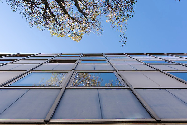 포토 JPG 해외이미지 라이프스타일 디자인 외관 응시 유럽 벽 건축양식 창문 유리 하늘 지붕 새로움 아파트 주택 사람없음 야외 건물 파란색 빛 도시풍경 맑음 고층빌딩 고요 도시 큼 옥상 아래 상승 장면 커뮤니티 타운 해외202008 해외포토 건축물 시선 건축 나라 컬러 컨셉 재질 날씨 풍경 빌딩 생활 크기 방향 위치 파일형식