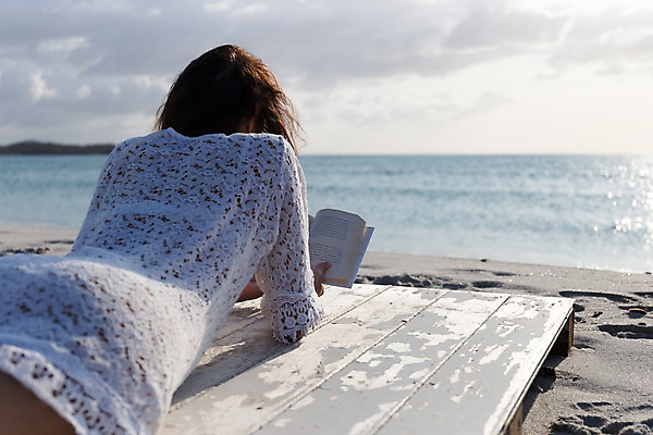 포토 JPG 해외이미지 구름 모자 여자 행복 감정 모래 파도 바다 신체 하늘 바람 휴가 휴식 사람 앉기 해변 사람없음 뒷모습 물 여름 비키니 독서 햇빛 평화 맑음 화목 자유 슬픔 흰색 표현 고독 고민 고립 혼자 해외202008 해외포토 자연요소 잡화 계절 수영복 뷰포인트 컬러 컨셉 모션 날씨 태양 파일형식