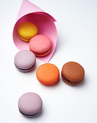 포토 JPG 해외이미지 종이 디저트 사람없음 흰배경 원뿔 마카롱 맛있는 해외202008 해외포토 도형 음식 백그라운드 흰색 파일형식