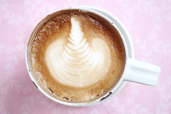 포토 JPG 해외이미지 실내 사람없음 하이앵글 커피잔 컵받침 카푸치노 라떼아트 분홍색배경 해외202008 해외포토 커피 뷰포인트 분홍색 백그라운드 잔 내부 받침대 그림 라떼 파일형식