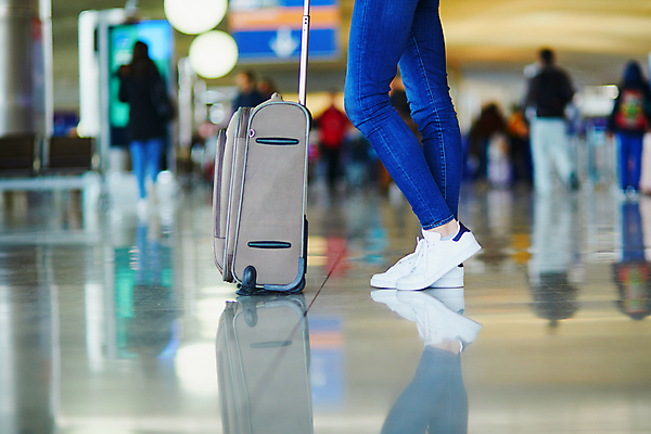 포토 JPG 해외이미지 유럽 여행 운동화 신발 이동 가방 교통시설 추상 휴가 비행기 한명 사람 성인 10대 반사 여행객 여행가방 짐 흰색 청바지 공항 도착 출발 출퇴근 승객 대패 수하물 양발 체크인 터미널 통근 해외202008 해외포토 1 잡화 나라 컬러 교통 컨셉 무늬 비즈니스 바지 항공교통 청소년 대중교통 시설 출근 파일형식