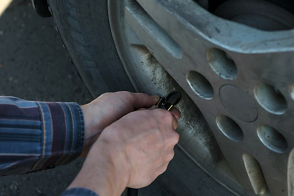 포토 JPG 해외이미지 직업 손 남자 산업 비즈니스 교통시설 자동차 노동자 기술 사람 사람없음 기계 장비 운전 공구 잡기 디스크 업무 작업 바퀴 수술 수리 닫기 서비스 파이프 타이어 호스 튜브 정비공 고무 펌프 유지 삽입 설치 업로드 자동 차고 해외202008 해외포토 육상교통 교통 의학 모션 신체부위 치료 도구 기술자 질병 시설 파일형식
