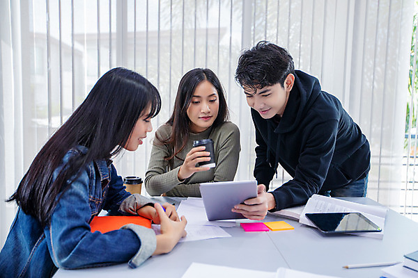 포토 JPG 해외이미지 학생 라이프스타일 여자 교육 남자 행복 아시아 커피 비즈니스 교실 학교 아이디어 함께함 웃음 사람 앉기 동양인 인종 성인 10대 책 세명 친구 노트북 학습 스터디 컴퓨터 사무실 독서 알약 헤드폰 우정 듣기 업무 그룹 도서관 대학교 브레인스토밍 해외202008 해외포토 감정 나라 음료 음향기기 컨셉 관계 모션 청소년 표정 생활 전자제품 약 작업 파일형식