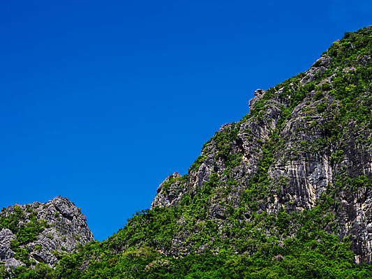 포토 JPG 해외이미지 나무 섬 여행 백그라운드 자연 하늘 휴가 산 풍경 사람없음 야외 초록색 여름 파란색 빛 맑음 언덕 해외202008 해외포토 식물 계절 컬러 날씨 생태계 파일형식