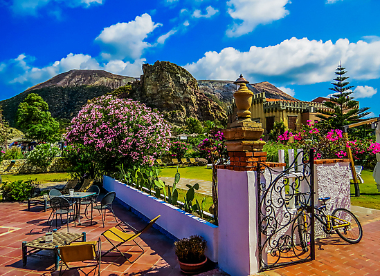 포토 JPG 해외이미지 구름 전통 유럽 바다 섬 여행 자연 하늘 산 주택 파노라마 풍경 사람없음 초록색 여름 파란색 마을 맑음 자전거 이탈리아 바위 지중해 빌라 대문 화산 장면 타운 내추럴 해외202008 해외포토 자연요소 계절 나라 컬러 날씨 촬영기법 건물 문 바이크 돌_바위 도시 생태계 파일형식