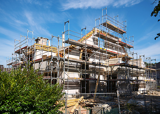 포토 JPG 해외이미지 산업 비즈니스 건축양식 주택 프레임 골격 파노라마 사람없음 야외 건물 건설현장 플랫 땅 뼈대 발판 고체 해외202008 해외포토 건축물 건축 건설업 촬영기법 파일형식