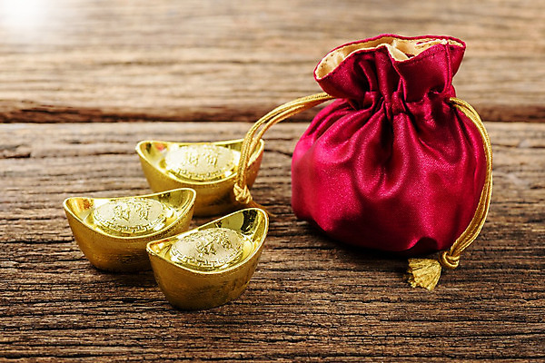 포토 JPG 해외이미지 전통 행복 아시아 문화 컨셉 돈 새해 기념 동양인 사람없음 장식 금융 경제 빛 축제 중국 인사 행운 재산 황금 심볼 동쪽 금괴 해외202008 해외포토 감정 나라 인종 예절 방향 파일형식