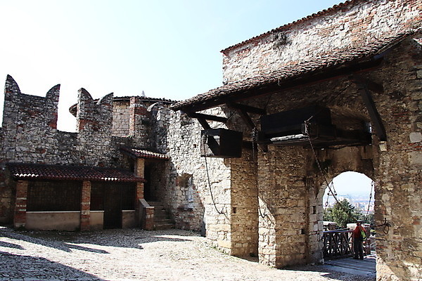 포토 JPG 해외이미지 외관 유럽 건축양식 풍경 사람없음 가로 탑 이탈리아 바위 도시 중세 역사 중앙 북쪽 타운 옛날 정문 해외202008 해외포토 건축물 건축 나라 문 돌_바위 방향 파일형식