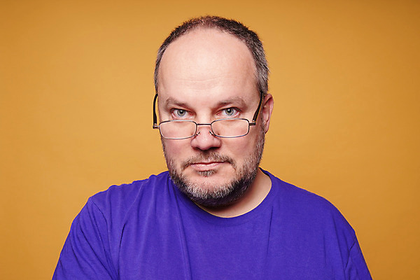 포토 JPG 해외이미지 백인 1 응시 남자 안경 50대 백그라운드 수염 건강 한명 사람 성인 독서 중앙 싱글 시력 넘어짐 심각 옛날 진짜 노화 해외202008 해외포토 서양인 시선 잡화 중년 컨셉 모션 파일형식