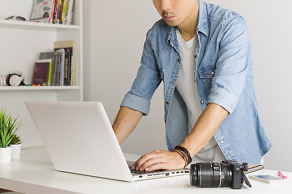 포토 JPG 해외이미지 백인 직업 남자 인터넷 비즈니스 통신 노동자 직장 한국 한명 사람 동양인 성인 책 노트북 스마트폰 컴퓨터 사무실 카메라 일본 공책 중국 업무 작업 직장인 비즈니스맨 디지털카메라 종업원 사진사 온라인 프리랜서 해외202008 해외포토 서양인 1 아시아 회사 문구용품 인종 전자제품 핸드폰 스마트기기 작가 파일형식