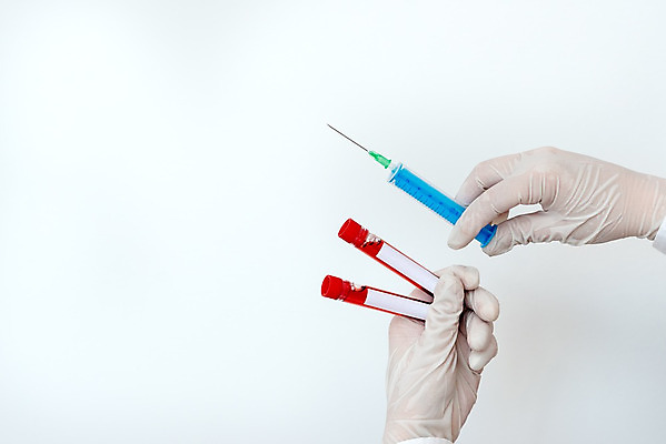 포토 JPG 해외이미지 손 주사기 들기 신체부위 잡기 시험관 흰배경 신약개발 해외202008 해외포토 백그라운드 의료기기 모션 실험기구 사람 흰색 개발 파일형식 신약_의학