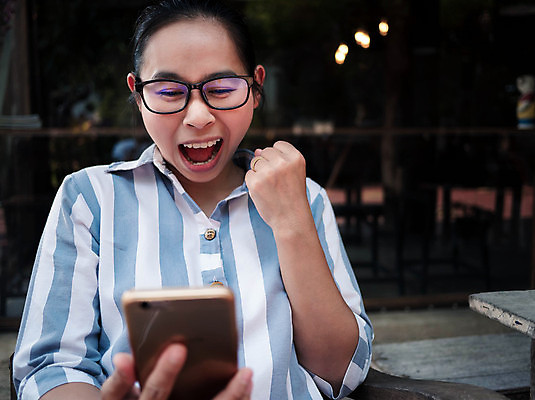 포토 JPG 해외이미지 백인 라이프스타일 응시 여자 행복 감정 커피 컨셉 의자 통신 성공 모바일 휴가 한명 사람 앉기 성인 야외 목재 스마트폰 핸드폰 독서 계단 카페 에너지 축하 최고 무선전화기 긍정 주말 해외202008 해외포토 서양인 나무 1 시선 음료 가구 재료 모션 생활 전자제품 스마트기기 상점 전화기 파일형식