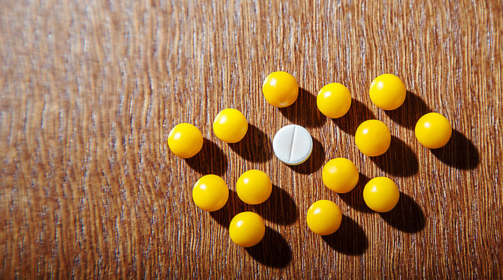 포토 JPG 해외이미지 백그라운드 컨셉 탁자 건강 병원 사람없음 치료 알약 약 쌓기 여러개 고통 의사 흰색 그룹 약초 약국 오브젝트 처방 테라피 중독 조제 I 보충 돌봄 복용 치료제 화학물질 항생제 많음 해외202008 흩어짐 해외포토 알파벳 감정 컬러 가구 다수 의학 모션 뷰티 의료진 풀_식물 화학 만들기 파일형식