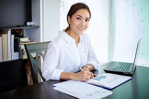 포토 JPG 해외이미지 직업 학생 라이프스타일 응시 여자 행복 인터넷 비즈니스 사업가 통신 성공 무선통신 휴식 설계 주택 실내 한명 사람 앉기 동양인 성인 노트북 스마트폰 핸드폰 학습 컴퓨터 소파 사무실 독서 공책 방 타이핑 작업 비즈니스우먼 연결 무선전화기 온라인 주인 프리랜서 중소기업 해외202008 해외포토 1 시선 교육 감정 컨셉 의자 회사 모션 문구용품 인종 내부 건물 생활 전자제품 스마트기기 직장인 전화기 파일형식