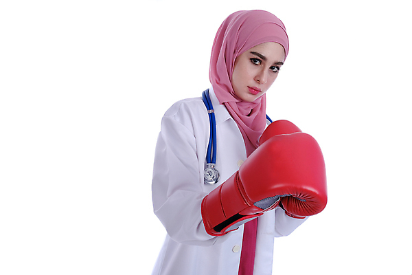 포토 JPG 해외이미지 직업 라이프스타일 응시 여자 청진기 실내 건강 병원 한명 서기 미소 사람 성인 가로 약 건강관리 자료 환자 간호사 의사 정보 대표 이슬람교 서비스 보여주기 적재 독립 돌봄 서류판 인턴 해외202008 우호적 해외포토 1 시선 종교 컨셉 비즈니스 의학 의료기기 모션 표정 관리 내부 생활 사무용품 의료진 파일형식