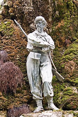 포토 JPG 해외이미지 외관 조각 유니폼 휴식 이끼 사람없음 야외 세로 조각상 총 베네치아 청동 병정 천연기념물 캡모자 가리발디 해외202008 해외포토 모자_잡화 옷 무기 컨셉 조형물 이탈리아 위인 정치가 파일형식