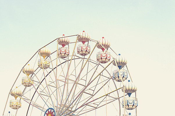 포토 JPG 해외이미지 라이프스타일 공원 여행 포즈 하늘 휴가 사람없음 야외 파란색 기계 기쁨 수확 축하 바퀴 원형 큼 전시회 복고 각도 공평 해외202008 해외포토 도형 공공시설 감정 컬러 컨셉 농업 생활 전시 크기 파일형식