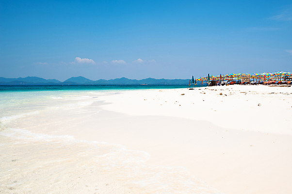 포토 JPG 해외이미지 구름 모래 파도 바다 섬 여행 의자 우산 태국 하늘 휴가 휴식 사람없음 물 여름 파란색 태양 맑음 기쁨 꿈 만 휴게실 고독 선탠 크루즈 휴양지 양산 밀짚 몰디브 안다만 터키석 파라다이스 해외202008 해외포토 자연요소 계절 감정 아시아 컬러 가구 컨셉 배_교통 날씨 장소 짚 보석 파일형식