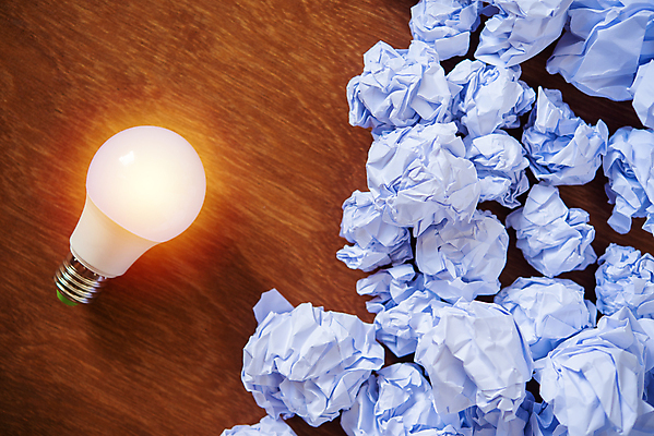 포토 JPG 해외이미지 종이 컨셉 비즈니스 전구 공 상상 성공 설계 아이디어 창조 사람없음 빛 램프 문서 해결 발견 혁명 구김 발명 특별함 폐휴지 브레인스토밍 해외202008 해외포토 모션 조명 화장지 쓰레기 파일형식