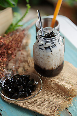 포토 JPG 해외이미지 전통 커피 음료 음식 백그라운드 재료 태국 유리 탁자 디저트 요리 동양인 사람없음 목재 갈색 얼음 검은색 우유 추위 흰색 신선 달콤 맛 정상 시원함 설탕 먹기 크림 상쾌 시럽 젤리 맛있는 해외202008 해외포토 자연요소 나무 감정 아시아 컬러 가구 컨셉 모션 재질 유제품 인종 파일형식