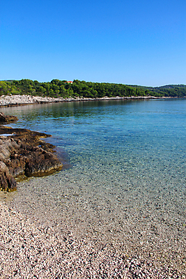 포토 JPG 해외이미지 유럽 모래 바다 여행 하늘 휴가 산 풍경 사람없음 야외 초록색 물 여름 파란색 맑음 조약돌 바위 전원 소나무 만 투명 황금 숲 망토 지중해 순수 그림 장면 크로아티아 완벽 터키석 해외202008 해외포토 자연요소 나무 계절 나라 컬러 컨셉 날씨 돌_바위 전기에너지 보석 파일형식