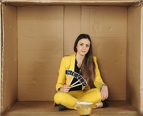 포토 JPG 해외이미지 전신 백인 여자 한명 성인 앞모습 상자 사무실 비즈니스우먼 가부좌 갇힘 답답함 성인여자한명만 해외202008 해외포토 서양인 1 뷰포인트 비즈니스 모션 사람 앉기 직장인 감각 여자한명만 성인여자만 파일형식