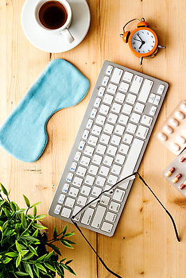 포토 JPG 해외이미지 직업 디자인 교육 커피 비즈니스 탁자 주택 직장 피곤 사람없음 노트북 컴퓨터 사무실 자명종 잠 작업 플랫 정상 책상 위치 마감 해외202008 해외포토 음료 시계 가구 컨셉 회사 건물 전자제품 알람 파일형식