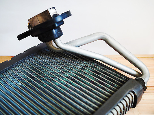 포토 JPG 해외이미지 직업 산업 부분 교통시설 자동차 사람없음 전자제품 금속 기계 손상 장비 추위 물방울 뜨거움 부채 변화 수리 서비스 시스템 엔진 충전 감싸기 라디에이터 린스 자동 철강 필터 해외202008 해외포토 육상교통 교통 컨셉 모션 재질 시설 파일형식