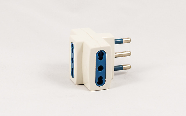 포토 JPG 해외이미지 산업 벽 여행 백그라운드 가정 영국 잉글랜드 3 사람없음 힘 에너지 흰색 콘센트 플러그 확대 연결 플라스틱 전자 철사 고립 멀티 방법 전압 하드웨어 현재 추가 해외202008 해외포토 유럽 컬러 컨셉 재질 컴퓨터 파일형식