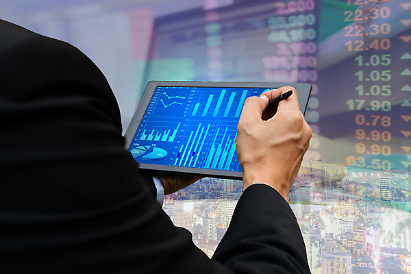 포토 JPG 해외이미지 컨셉 인터넷 회사 비즈니스 통신 통계 성공 무선통신 그래프 성인 사람없음 금융 경제 컴퓨터 태블릿 사무실 알약 스크린 자료 터치 정보 성장 비즈니스맨 계획 연결 책상 분석 무역 보고서 투자 경영 마케팅 터치스크린 해외202008 해외포토 남자 산업 가구 사람 전자제품 스마트기기 약 직장인 파일형식