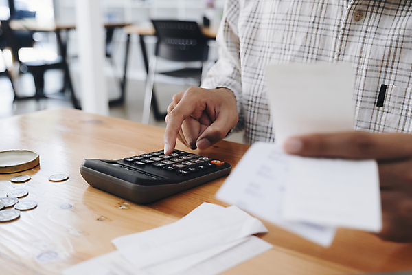 포토 JPG 해외이미지 남자 돈 비즈니스 그래프 설계 한명 사람 성인 금융 계산기 정보 계산 재산 분석 상담 회계 세금 성인남자한명만 해외202008 해외포토 1 컨셉 문구용품 경제 장비 남자한명만 성인남자만 파일형식