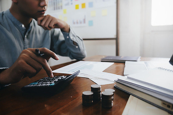 포토 JPG 해외이미지 남자 비즈니스 설계 한명 사람 성인 금융 경제 공책 계산기 계산 분석 계산서 세금 성인남자한명만 해외202008 해외포토 1 컨셉 문구용품 장비 남자한명만 성인남자만 파일형식