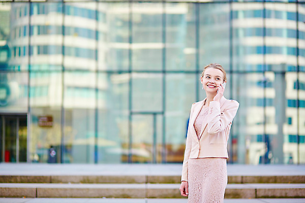 포토 JPG 해외이미지 직업 유럽 비즈니스 하늘 성공 모바일 설계 거리 말하기 한명 사람 건물 금융 스마트폰 프랑스 흰색 비즈니스우먼 자신감 도심 스마트 리더 프랑스어 로스앤젤레스 경영 지능 파리(프랑스) 해외202008 해외포토 문자 1 건축물 여자 감정 나라 컬러 컨셉 모션 경제 핸드폰 스마트기기 미국 도시 직장인 파일형식