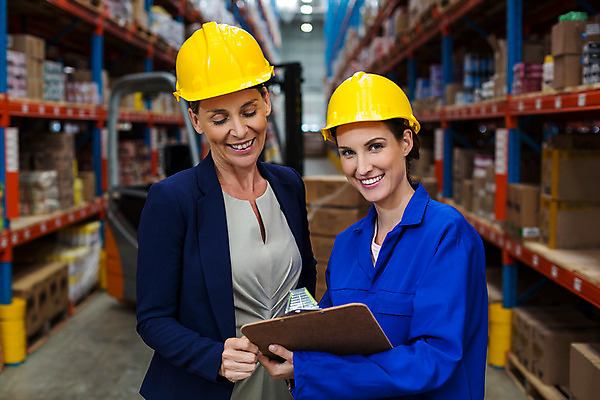 포토 JPG 해외이미지 여자 40대 중년 실내 작업복 서기 들기 상반신 20대 성인 상자 잡기 물류창고 여자만 해외202008 해외포토 옷 모션 사람 청년 내부 창고 파일형식